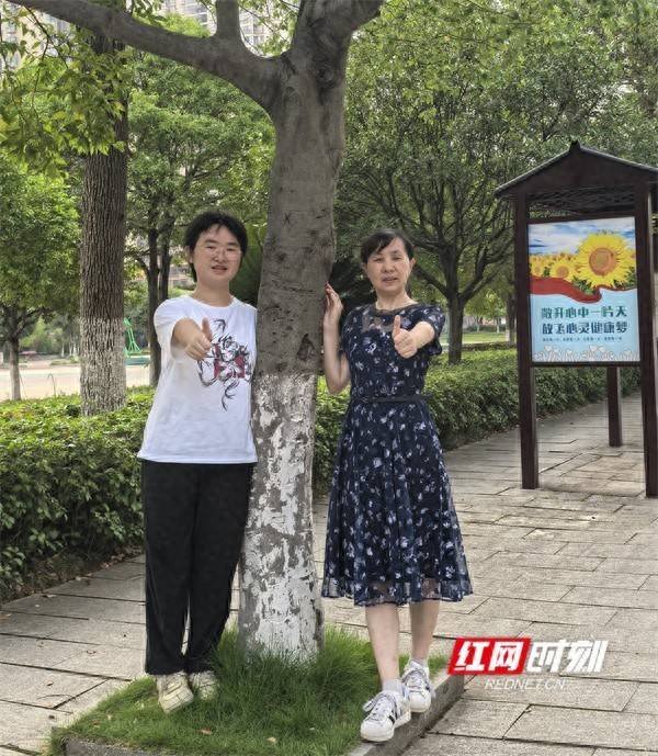 郑州配资公司 教育动心丨永州四中杜艳秋：陪着女儿艺岚上北大！